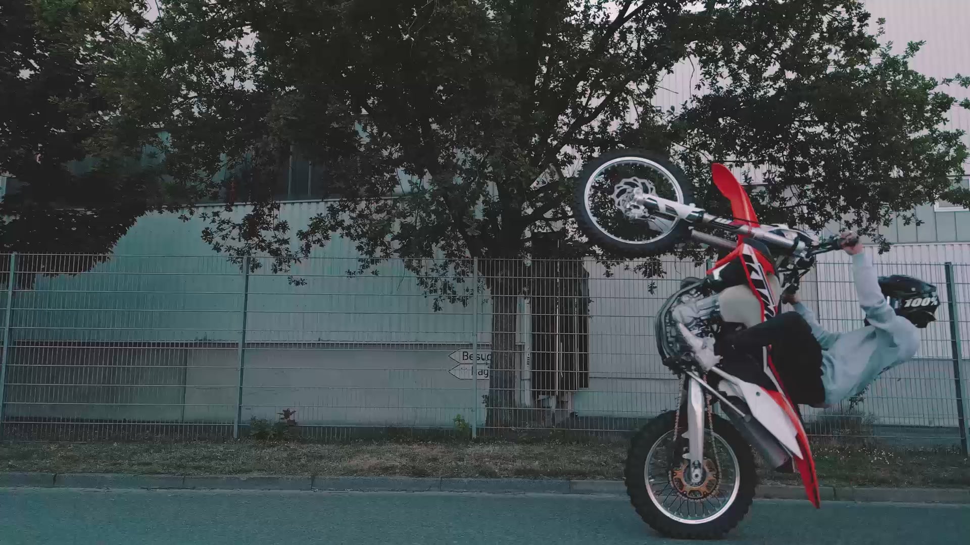Video laden: Streetwear &amp; Motorradmode für echte Biker
