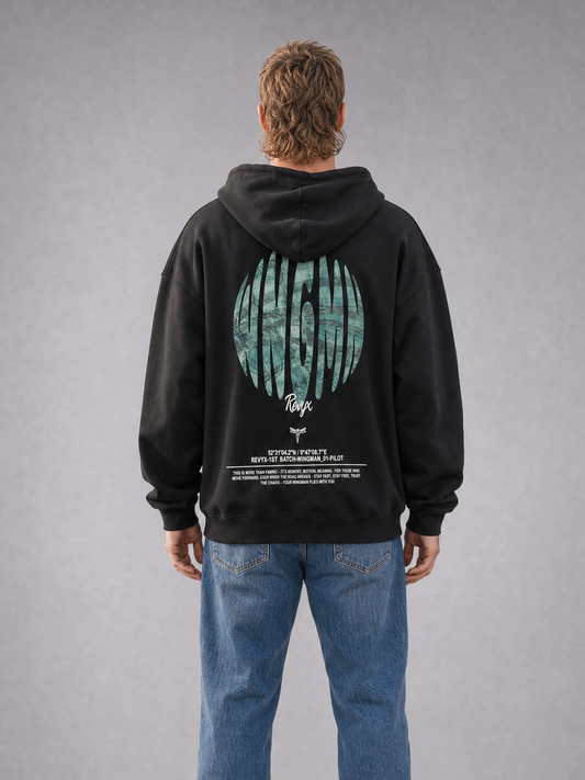 WINGMAN Zip Hoodie black - Rückansicht, getragen von männlichem Model, mit großem ovalen Grafik-Backprint und Typografie am Rücken [KI]