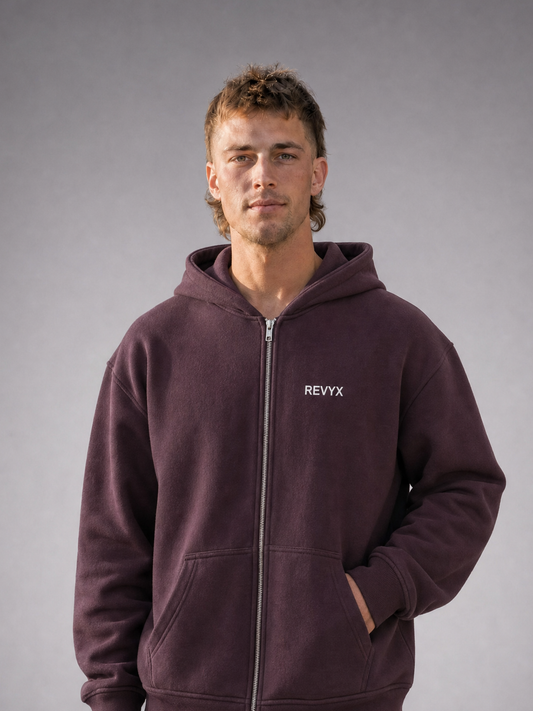 WINGMAN Zip Hoodie plum purple - Nahaufnahme Frontansicht, getragen von männlichem Model, mit kleinem weißen "REVYX"-Schriftzug auf der Brust [KI]