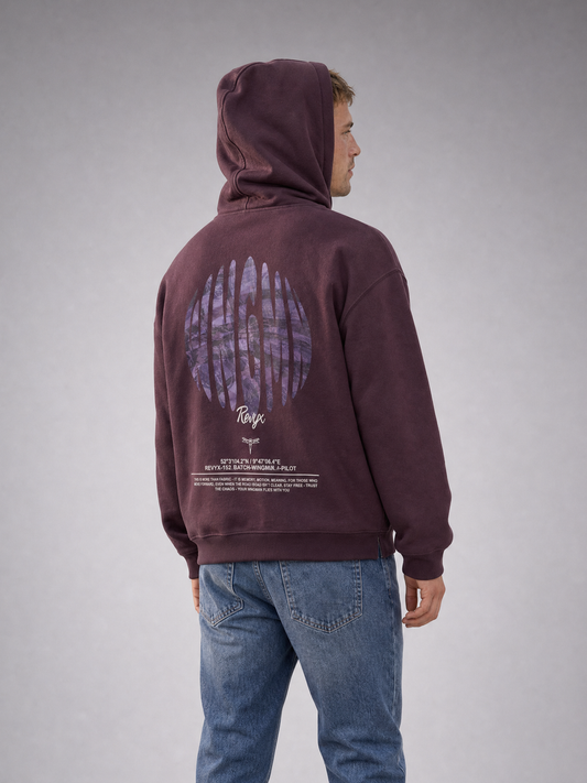 WINGMAN Zip Hoodie plum purple - Schräge Rückansicht, getragen von männlichem Model, mit großem ovalen Grafik-Backprint und Typografie am Rücken [KI]
